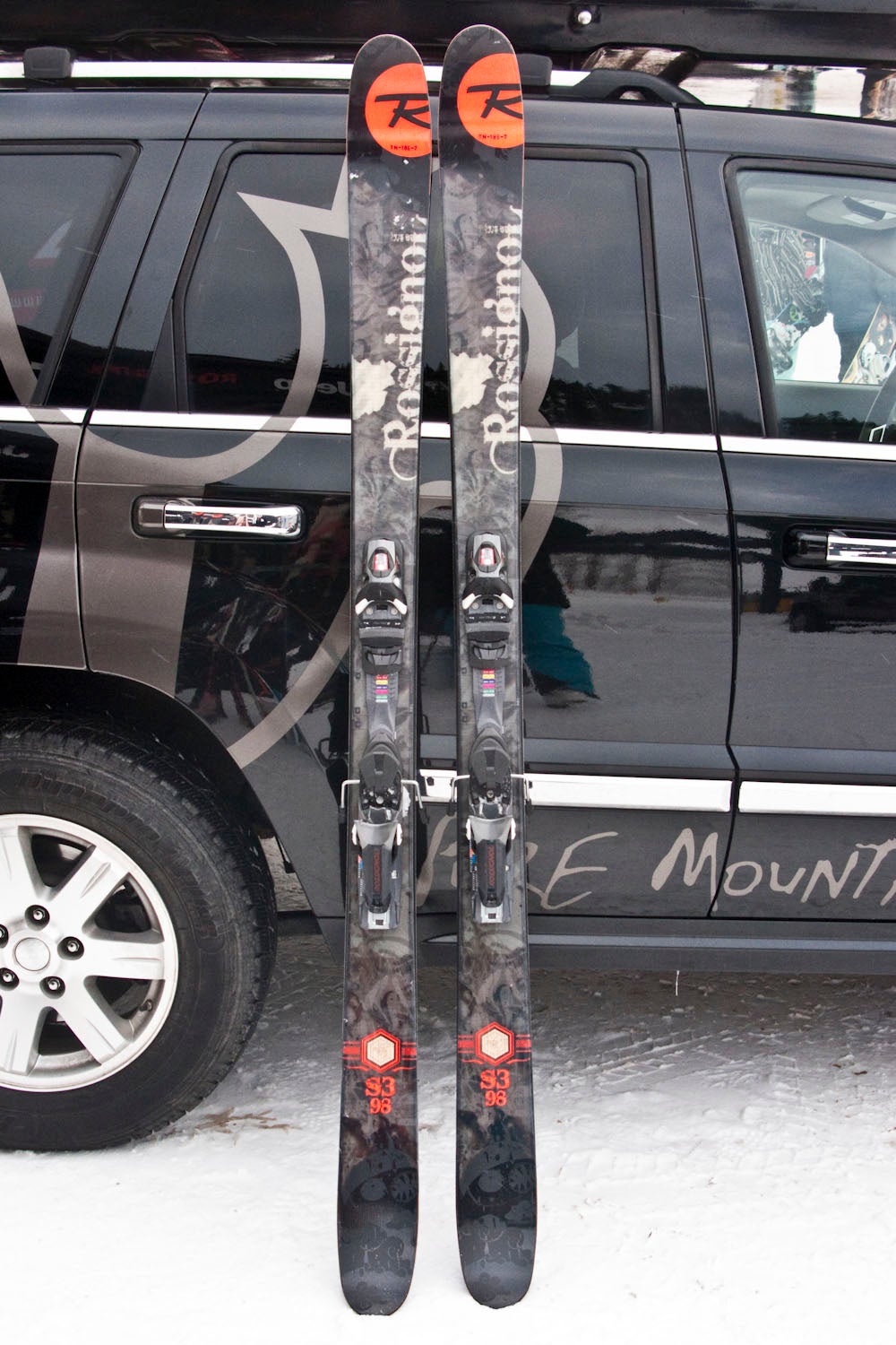 Rossignol S3 Aside from a new top sheet and a faster base material, the S3 has remained relatively unchanged. With 98mm underfoot, tip and tail rocker, and…