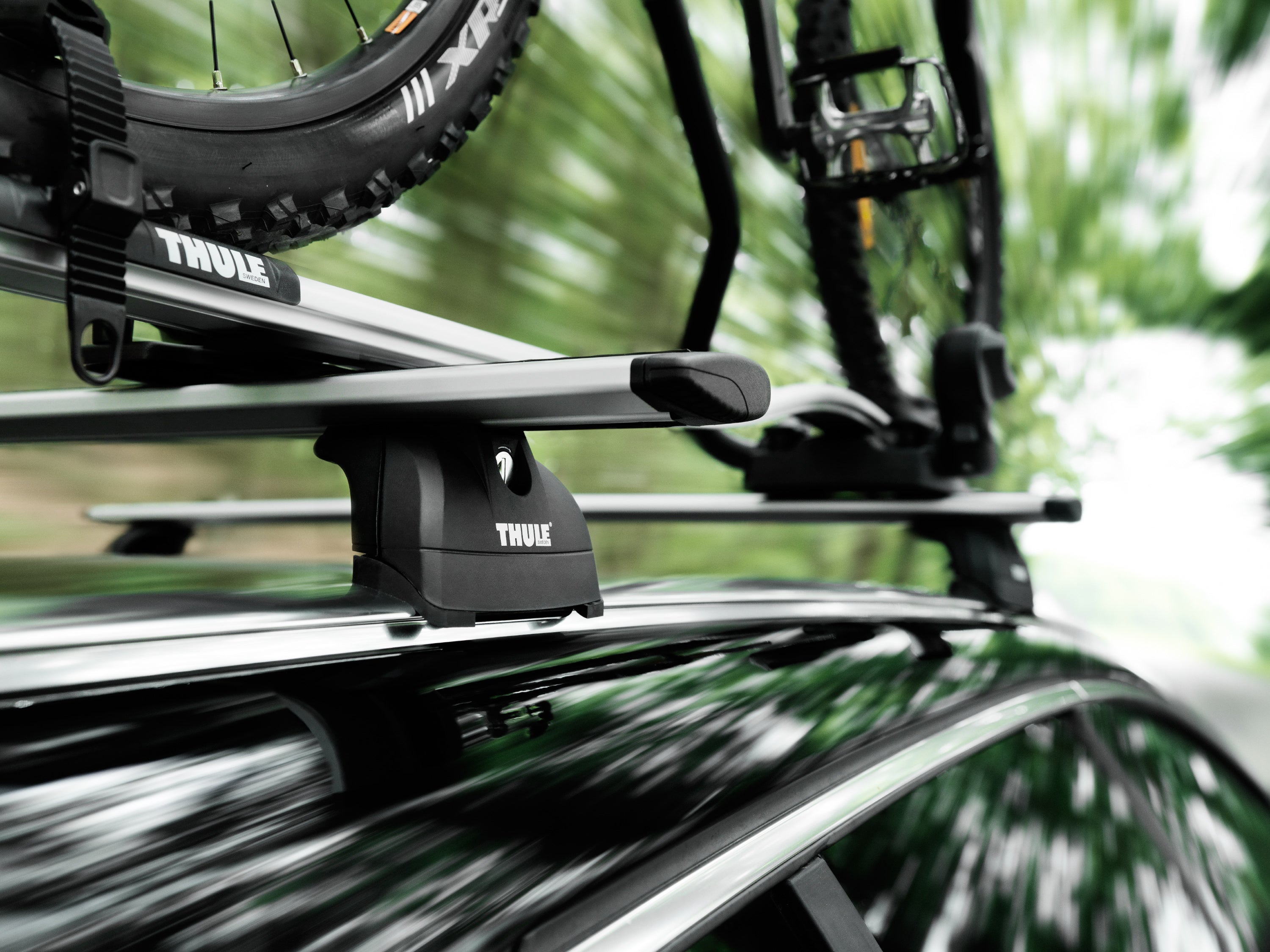 Thule AeroBlade Thule didn't have any in-snow pictures of this new aerodynamic crossbar, so you'll just have to imagine there's a roofbox (see next slide) in this…