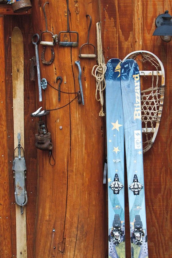 Old and New Based on the much-lauded Cochise, Blizzard's Scout is a new freeride-touring ski that offers the same shape benefits of the Cochise, but in a lighter…