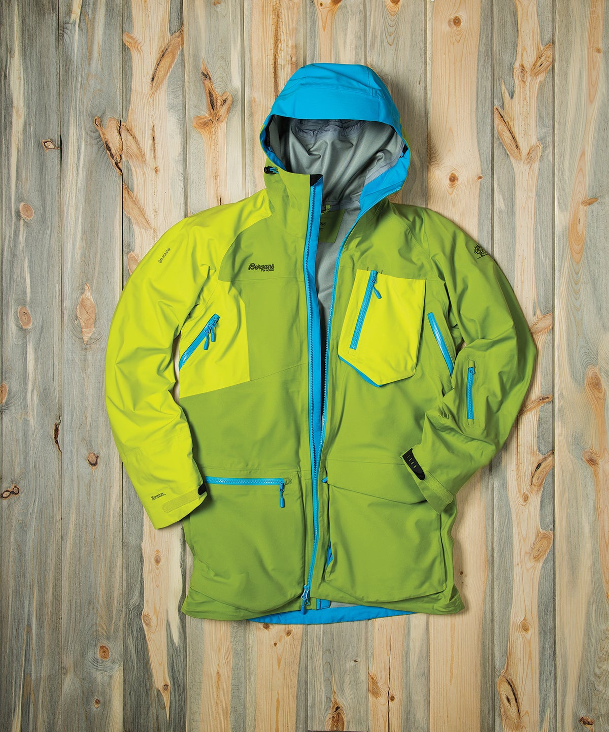BERGANS OF NORWAY HODLEKVE JACKET With its bright color blocking and loose fit, the Hodlekve is a waterproof-breathable hardshell with Scandinavian flair. The deep bucket pockets are…