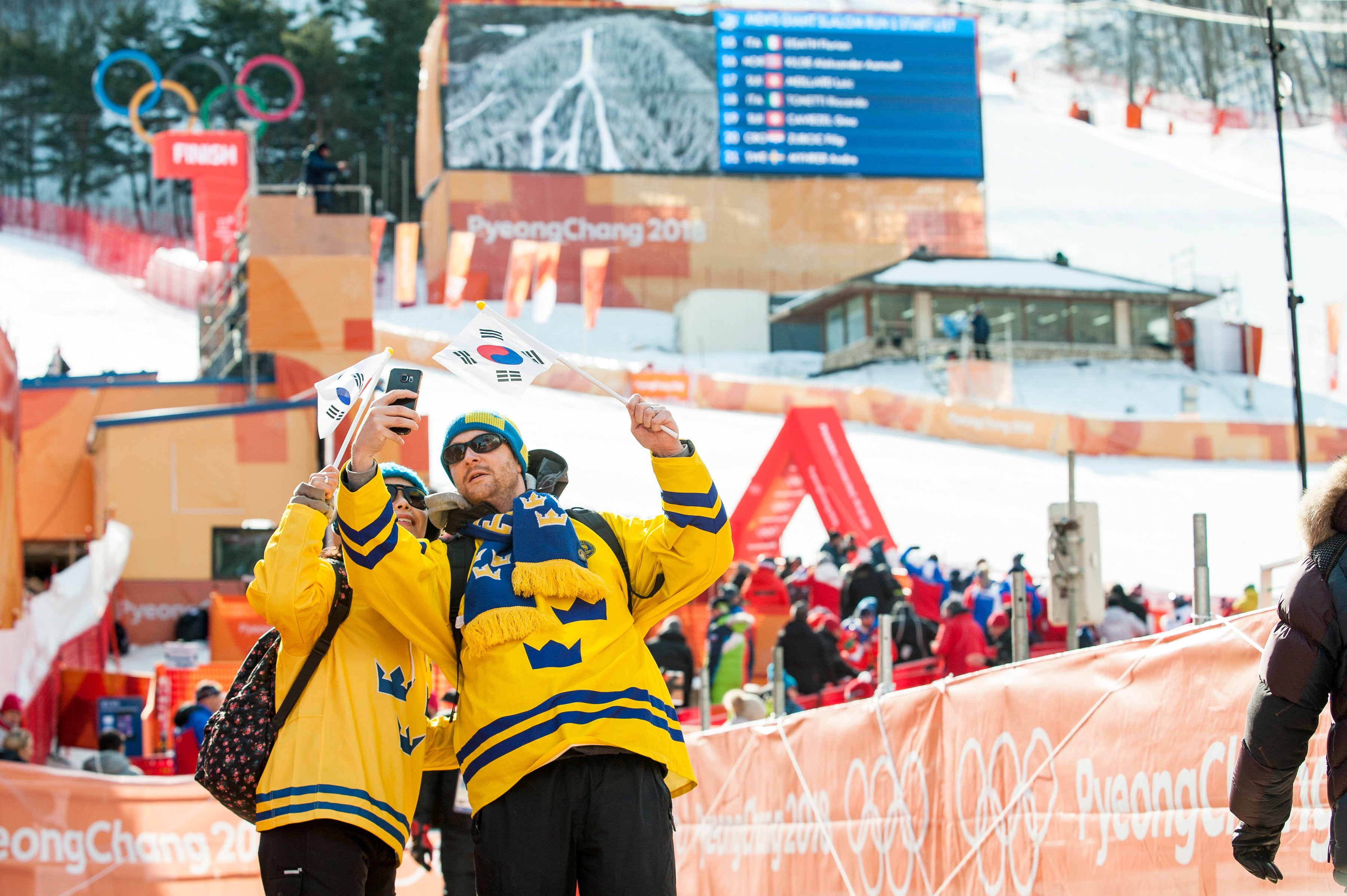 swedish-fans_mens-GS_crystal-sagan Swedish fans pose for a selfie at the GS finish.