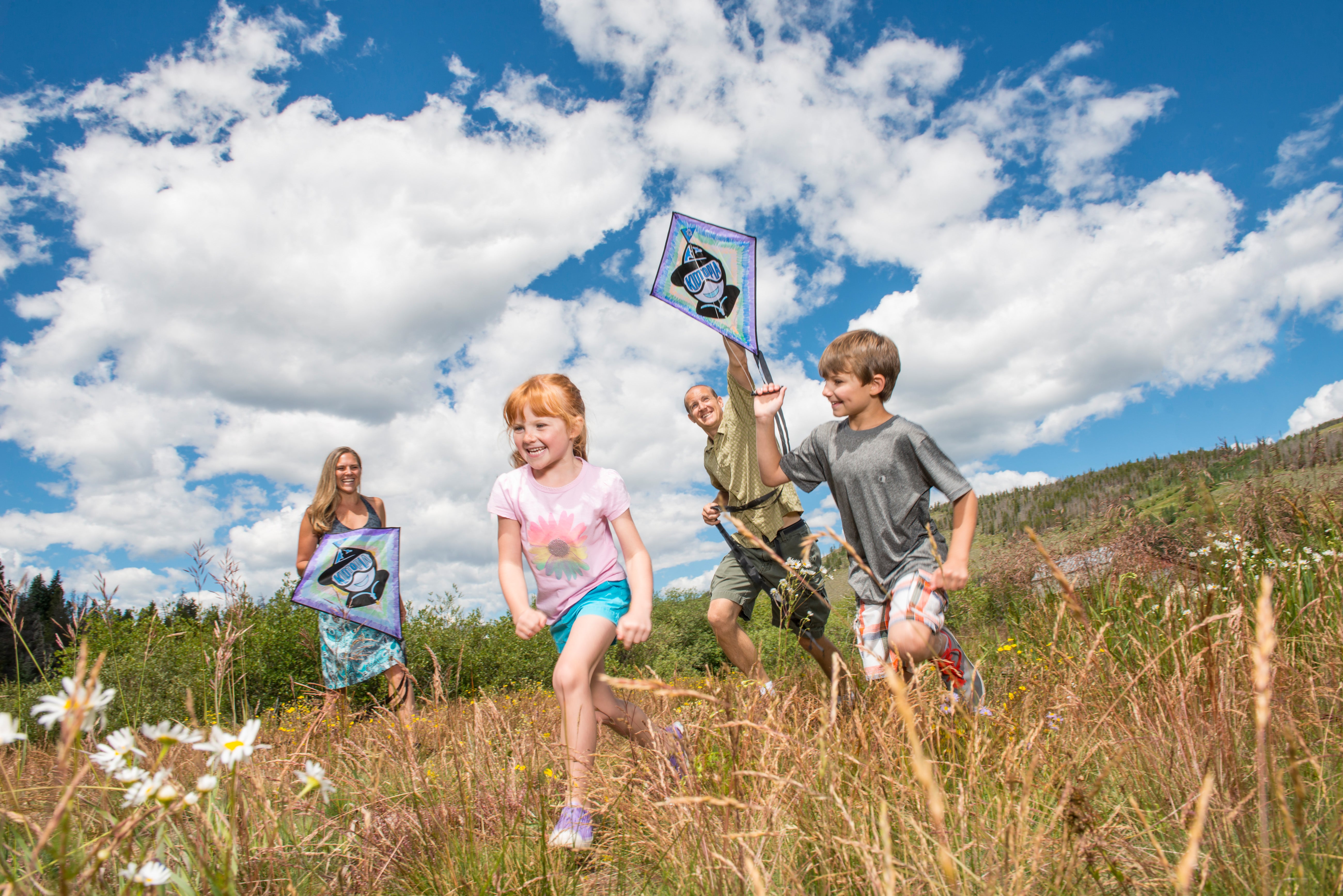VailResorts_key9160_sean_boggs_HighRes A family flies kites at Keystone's Kidtopia