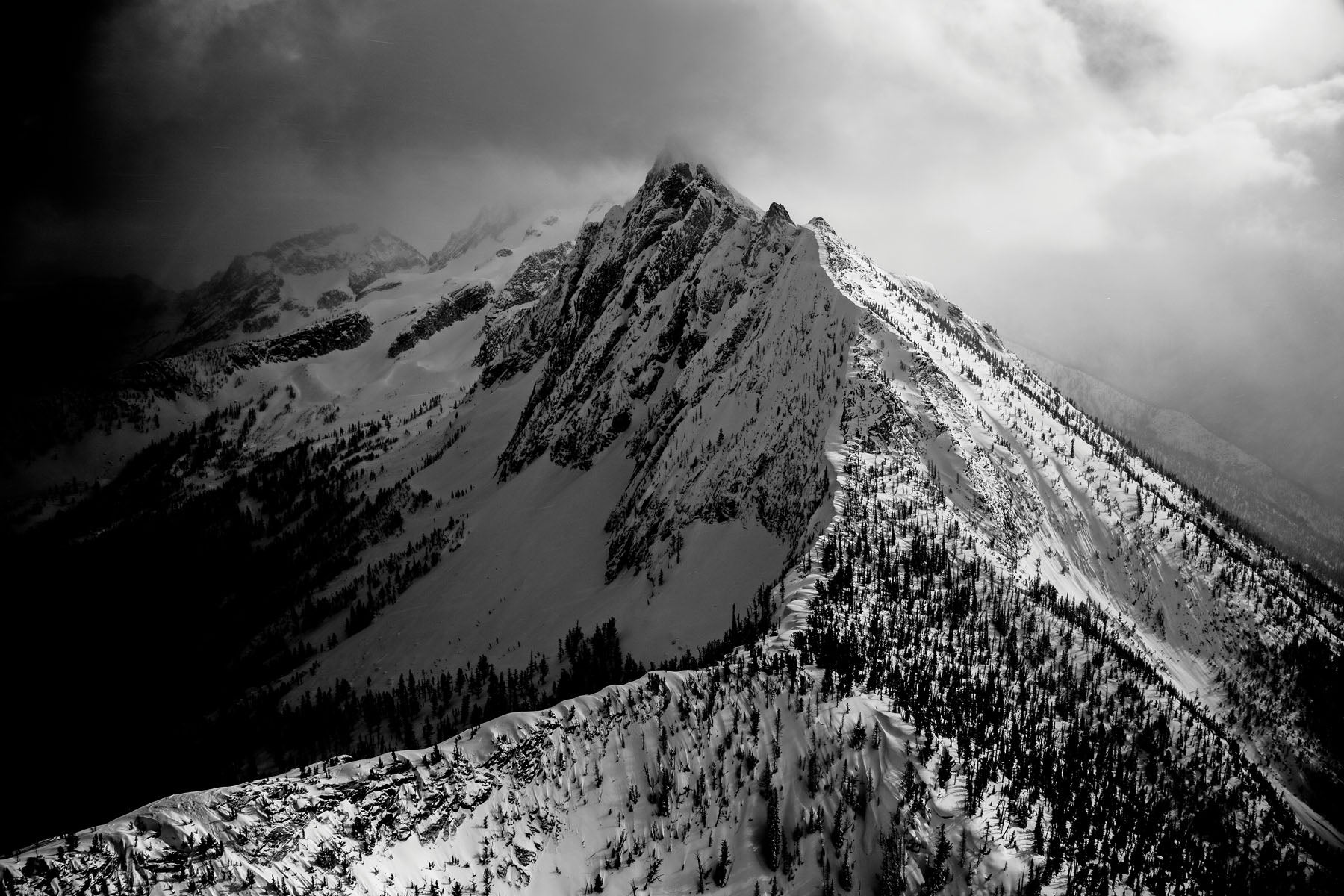 SKI1018_UTL2_NorthCascadeHeli_byKeriBascetta_LIGHTER Mountains with North Cascade Heli