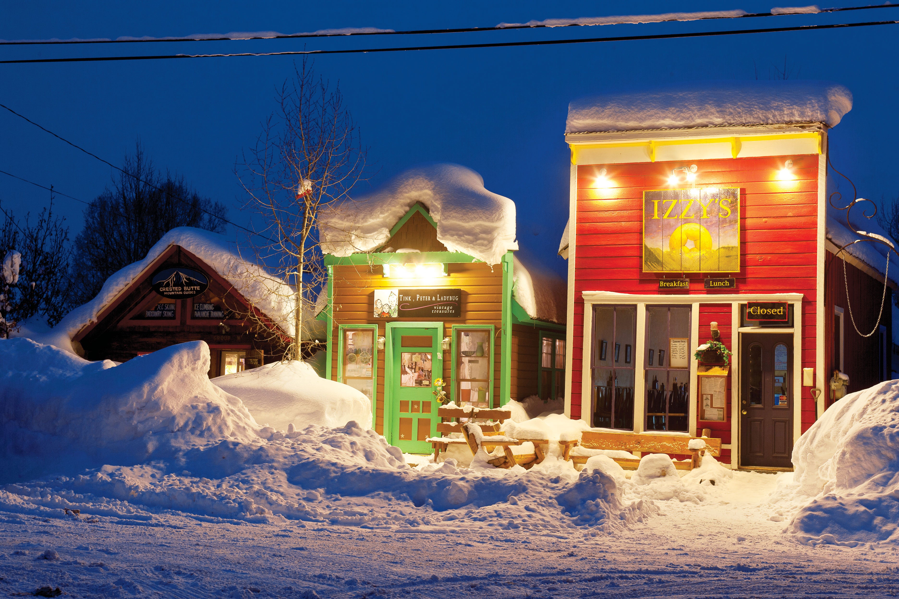 SKI1118-Town-CrestedButte-Izzys Izzy's at night