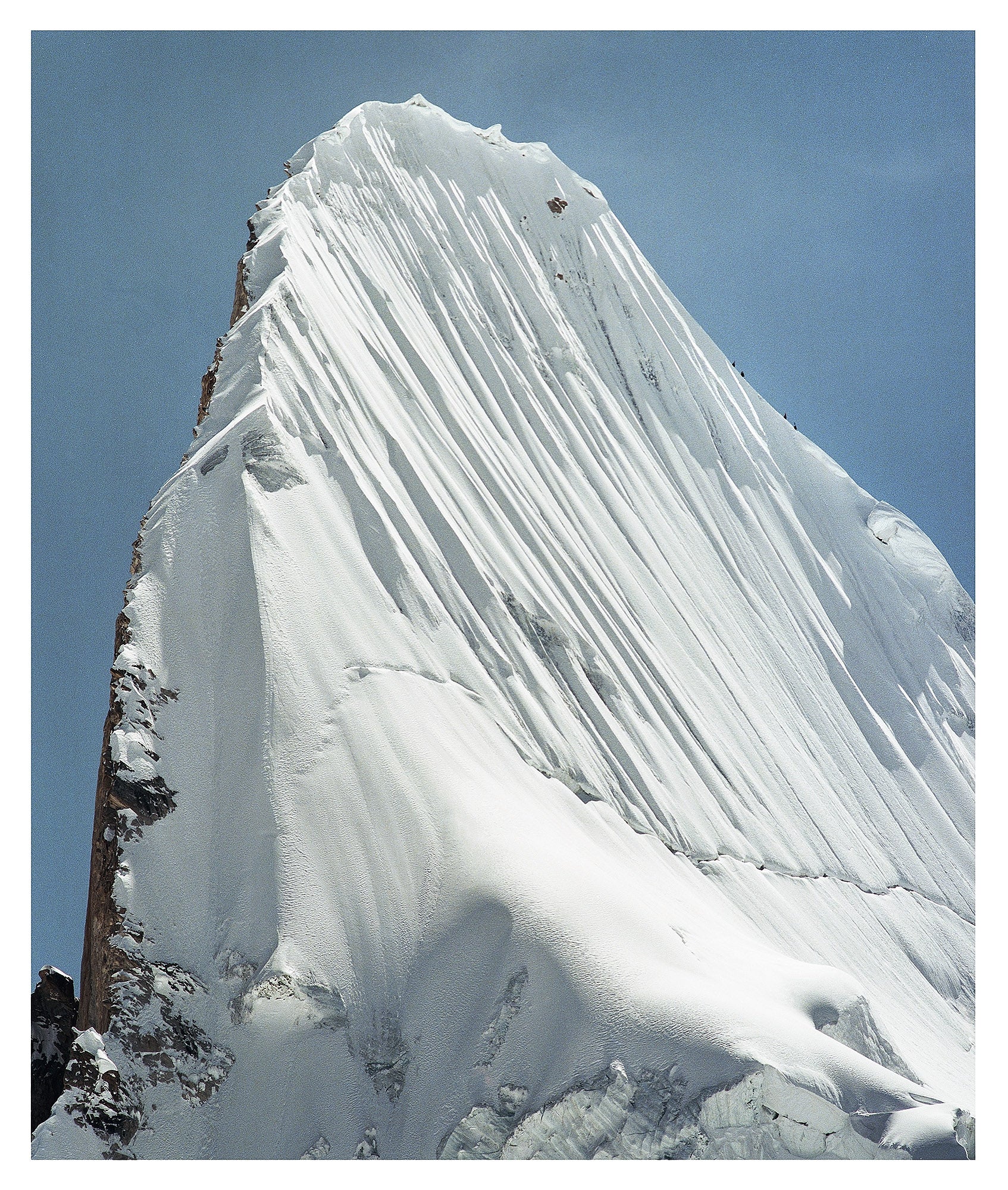 P67_Portra400_171_crew_quick_peak_on_the_Icy_face_of_Biacherahi_while_climbing_low None