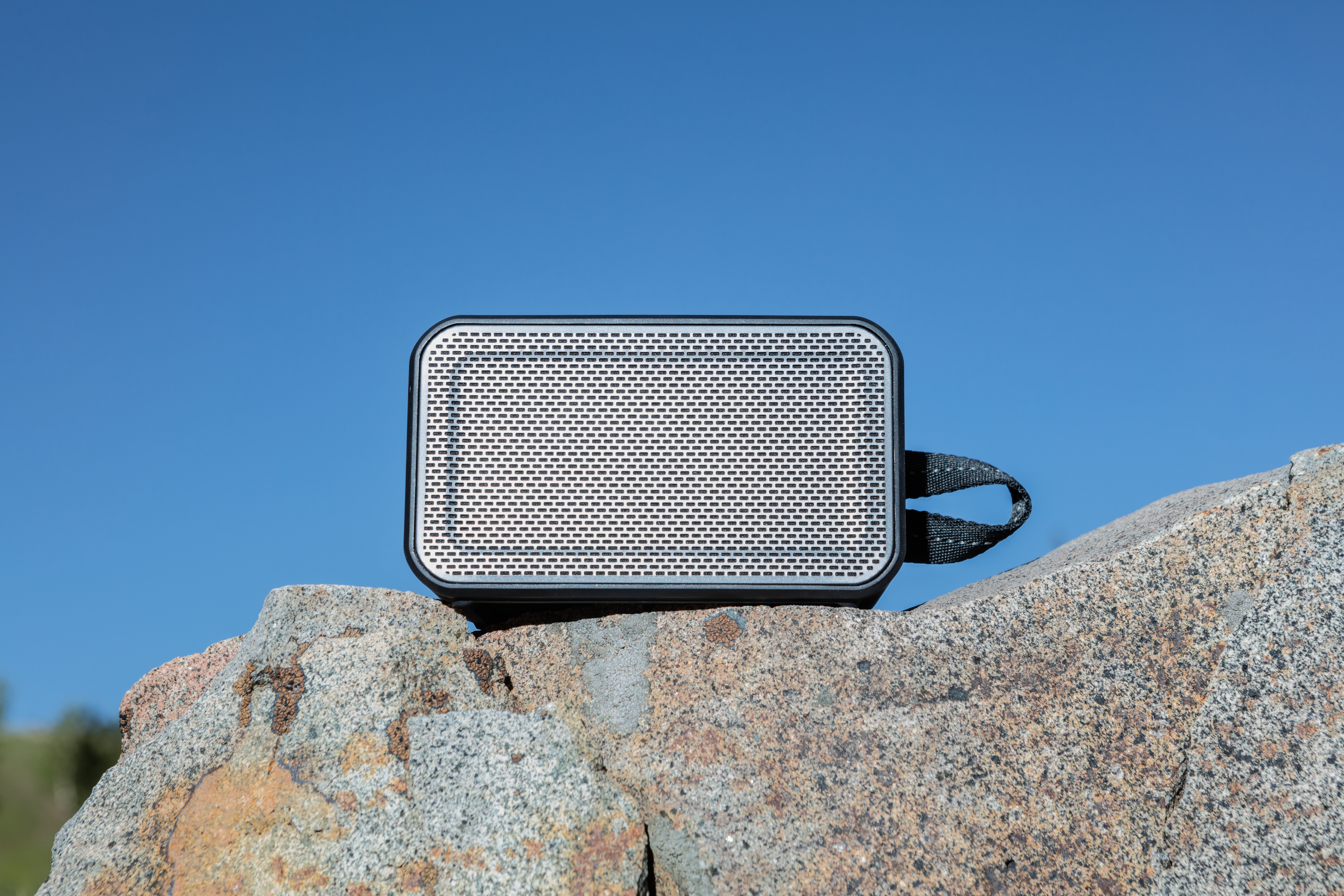Barricade XL_2016_Black_S7PDW-J582_Outdoor_344 This speaker rocks (and also floats).