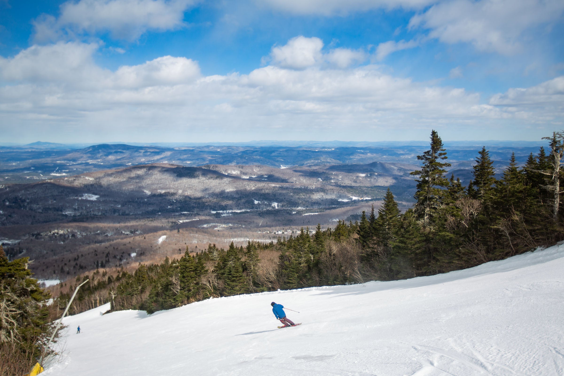 WEB JCash_Stratton_V7A2692 copy Skier in blue coat skiing down slope in Stratton, Vermont