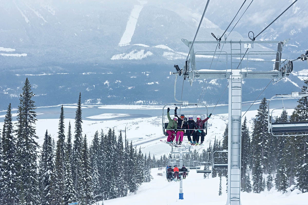 SKI0120-RevyLeah2-byAgatheBernard Girls do Ski group in Revelstoke