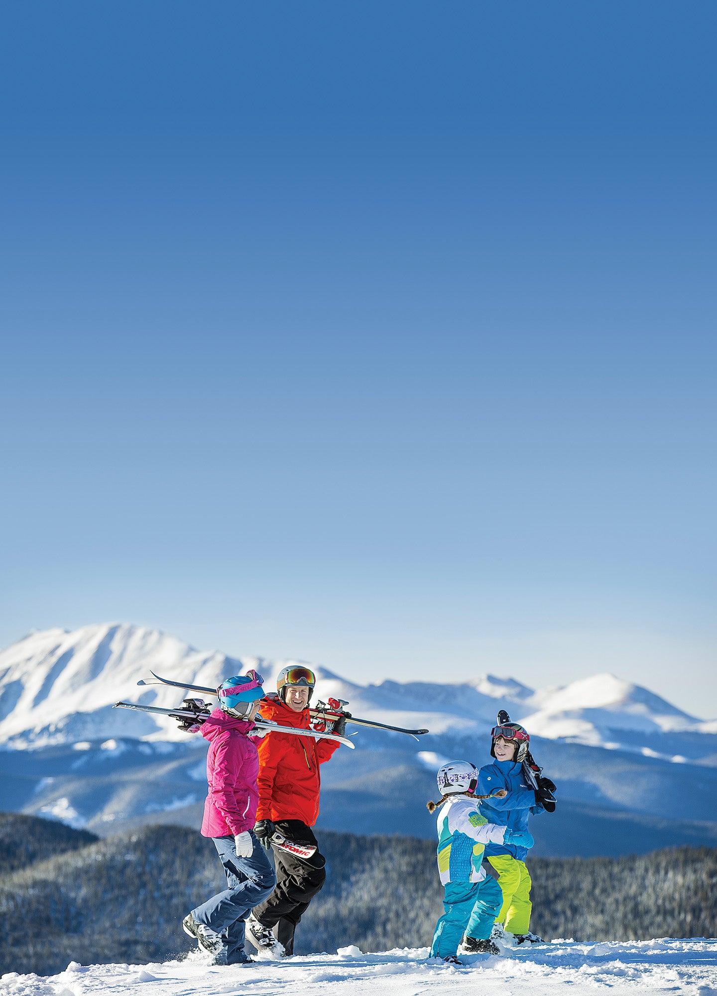 SKI1119-RG-Keystone-courtesyDanielMilchev Family walking at Keystone, Colo in the 2020 Resort Guide