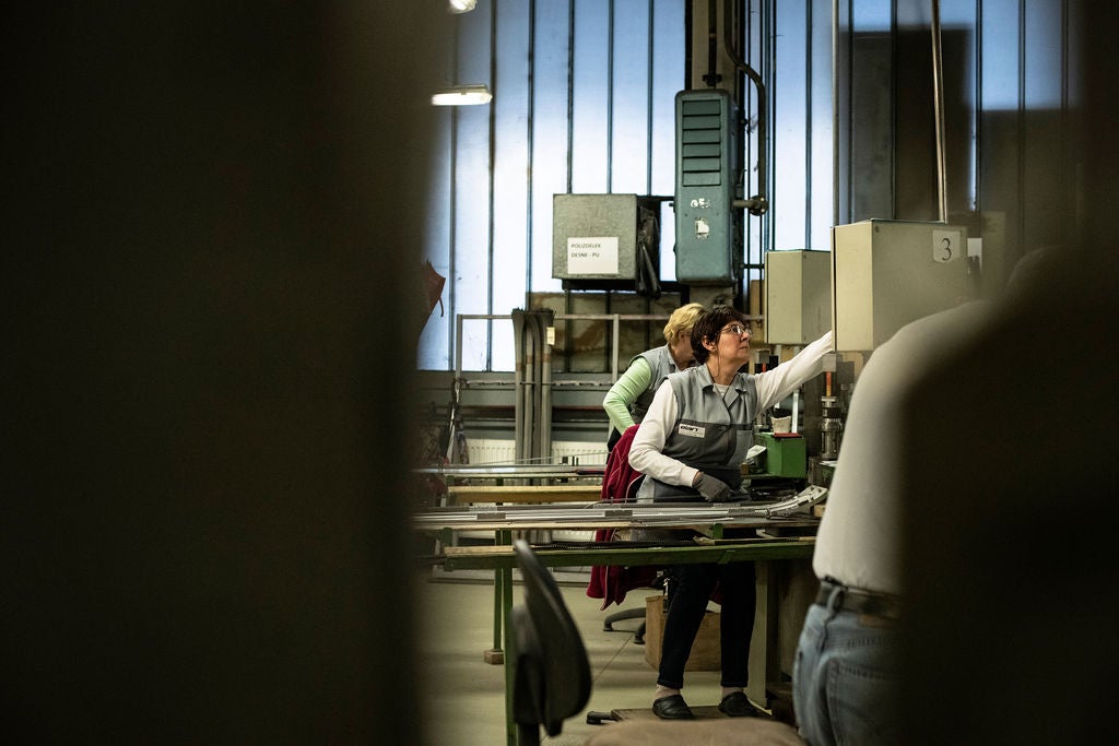 _CLS6962_1 Workers at the Elan Factory