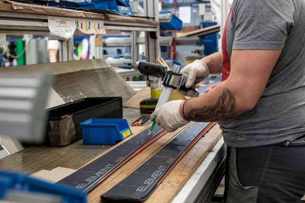 _CLS7182 Building skis at the Elan Factory