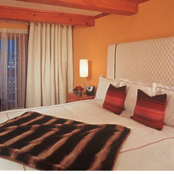 Bedroom All 90 of our guest rooms sparkle with warmth and comfort. Quilted white headboards and curtains complement welcoming pine furniture, while…