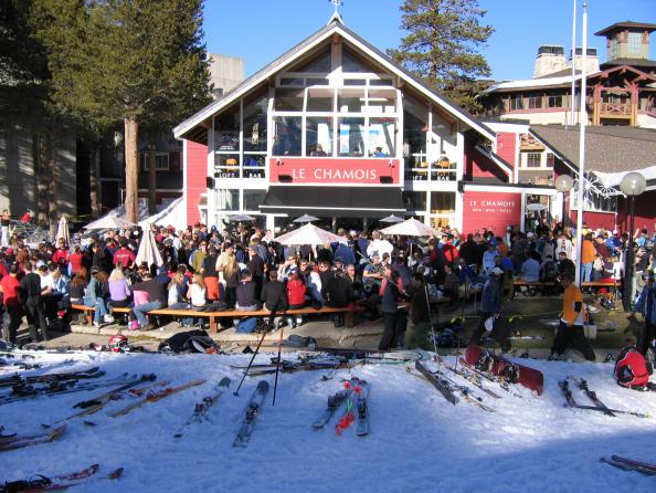 Après at Le Chamois On a sunny day, especially if skiers are coming out of hibernation after a big storm, Le Chamois becomes the scene. Trucker hat-bedecked skiers come…