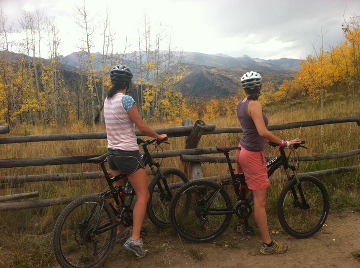 Mountain biking in the fall foliage D & E, a ski shop in town, had bikes for use for all Meeting participants. Kelley McMillan and Heather Hansman of Skiing Magazine took full advantage.