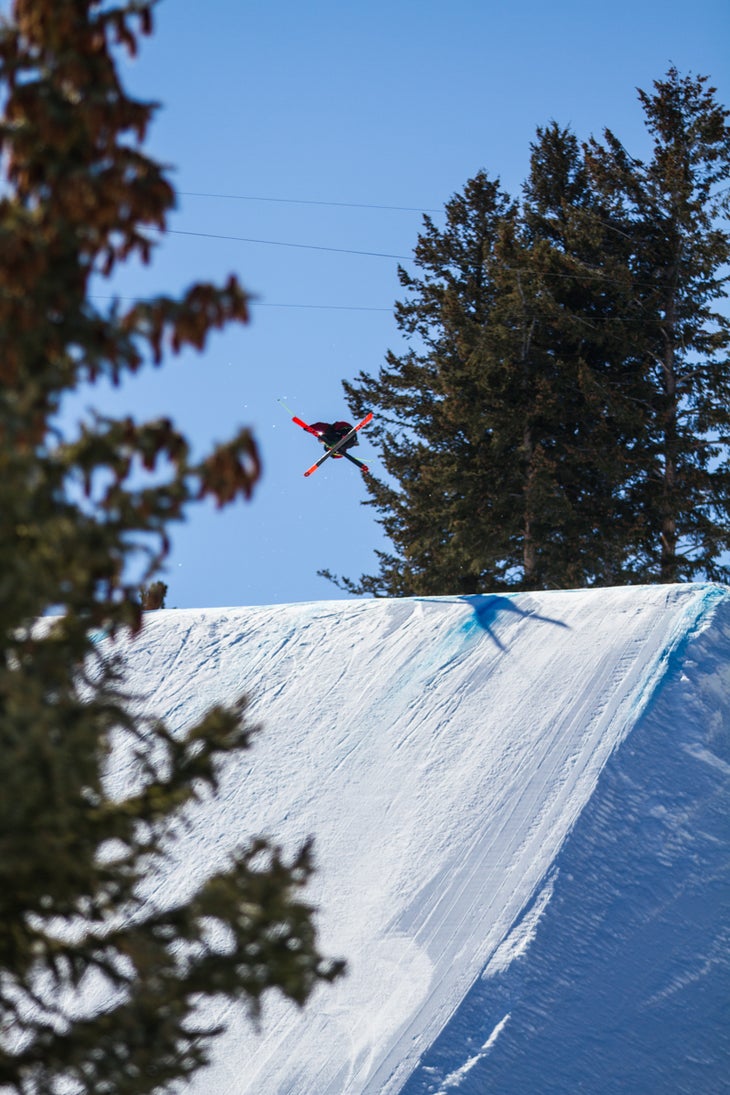 Rus Henshaw Through the trees, Rus Henshaw (AUS) grabs mute on the first jump of his slopestyle run Sunday afternoon. Henshaw ended up in the 8th spot on the…