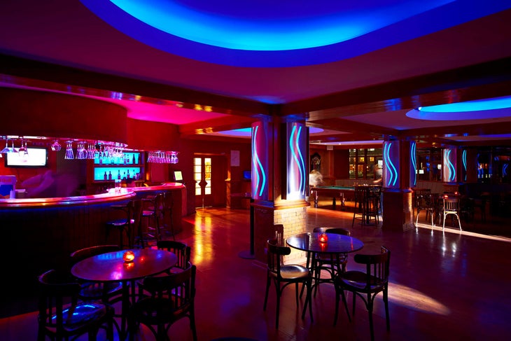 Party Scene Things start late for a ski town. If you show up at the Bar Tres Puntas before 10 p.m. you’ll probably be the only one there, but around midnight…