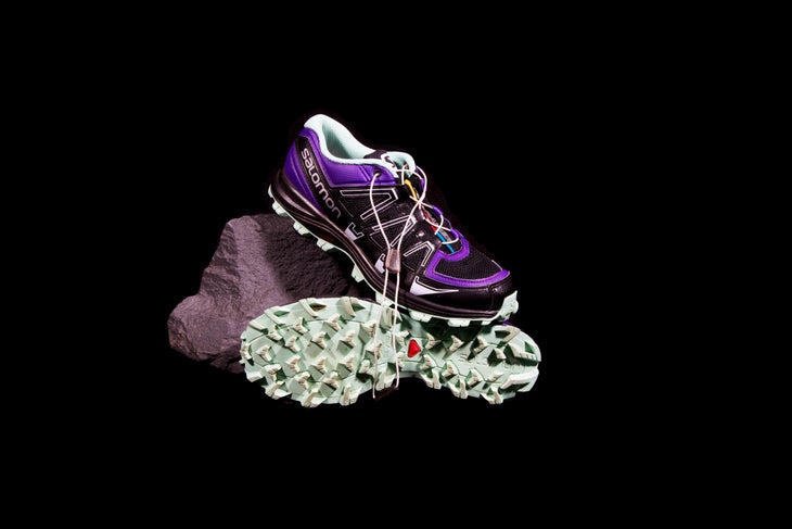 Salomon Fellraiser With super aggressive, beveled triangular lugs that splay out ever so slightly around the sole, the Fellraisers grip a variety of surfaces with ease.…