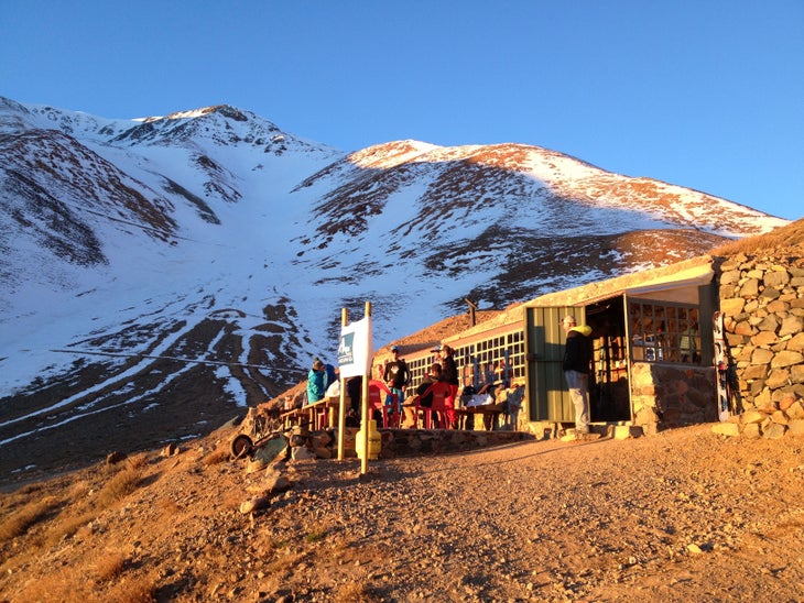 Après Après includes asking Toni, the 80-year-old proprietor of Ski Arpa, to talk about his adventures, from being a ski instructor at Portillo in the ’60s…