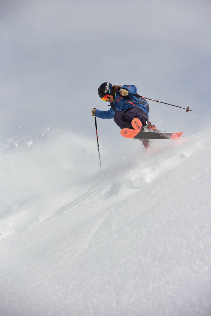 SKI0218_CLI3_HopTurn THE NEW OUTSIDE SKI Get the skis out in front and in the air. Keep those feet underneath you or you’ll land on your butt! Tuck the knees and transfer…