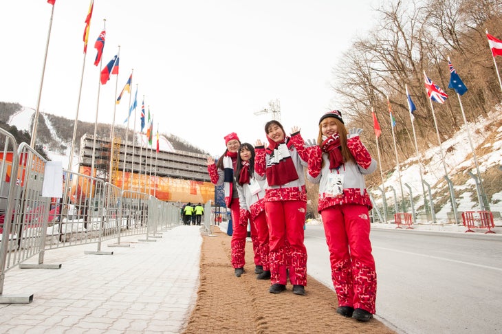 Volunteer-welcome_mens-GS_crystal-sagan Venue volunteers welcoming fans to YongPyong Alpine Center in South Korea.