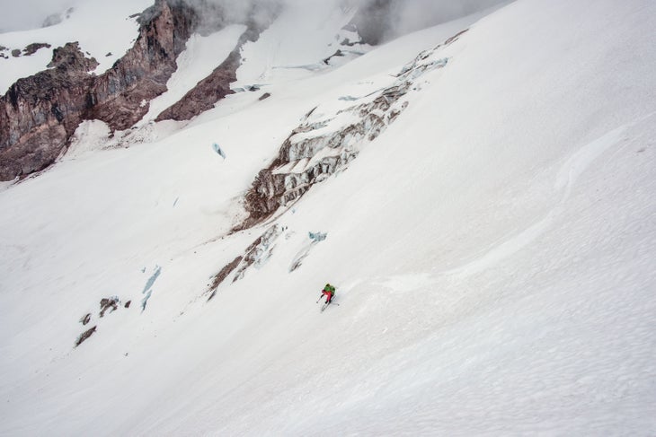 SKI0218_WAS_JAS5545 Kimberly Ann carves tracks down Scimitar Glacier.