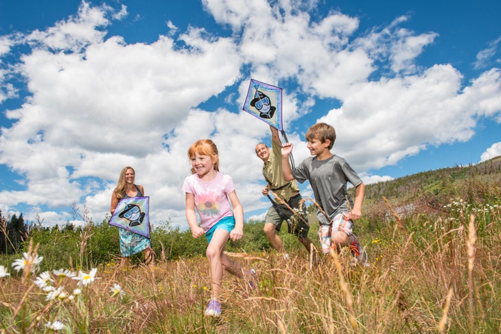 VailResorts_key9160_sean_boggs_HighRes A family flies kites at Keystone's Kidtopia