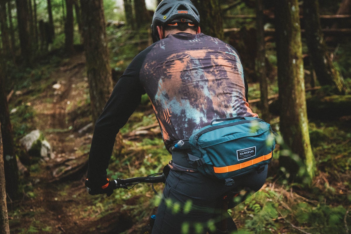 Mountain bike pack reviews Dakine Hot Laps waist bag vs. Osprey Seral