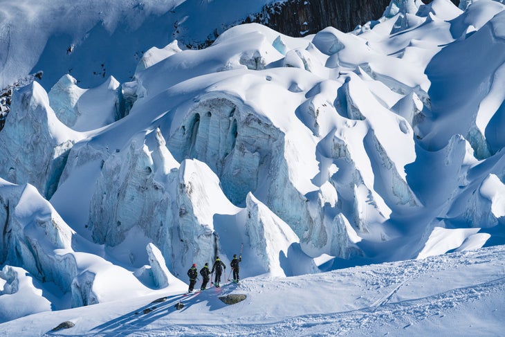 SNW70-20190319_WM_HH_Chamonix_CamMcLeod_0050_r1 Patrollers taking in the view.