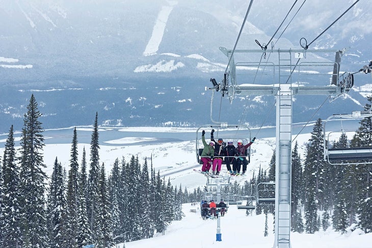 SKI0120-RevyLeah2-byAgatheBernard Girls do Ski group in Revelstoke