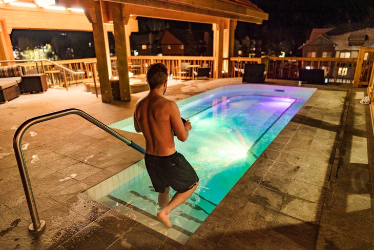BUR09309 Hot tub in Banff