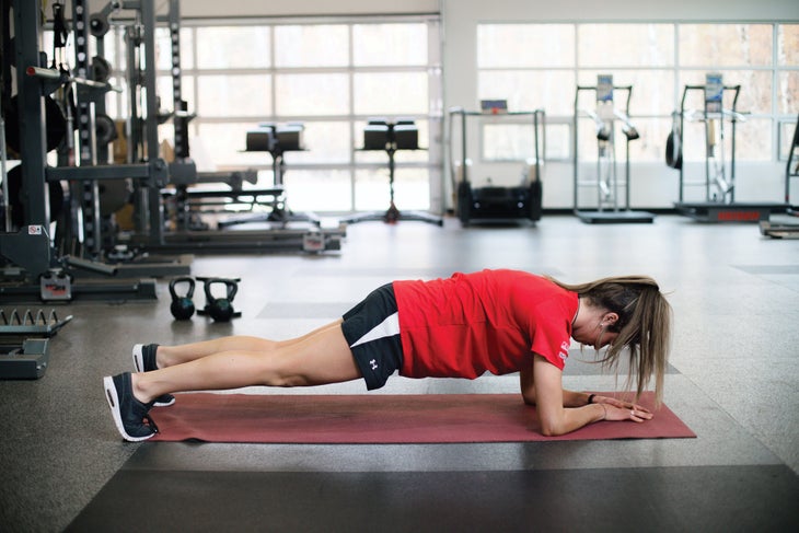 SKI1120-FIT-Plank3 Ski warm-up move: plank with leg extension