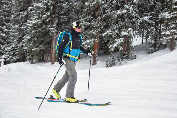 Skier touring correctly on flat ground