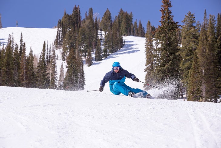 Michael Rogan in the middle of a deep carving turn on skis