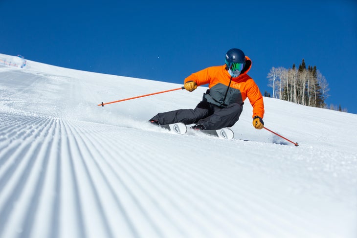 Michael Rogan shows upper-lower body separation while carving