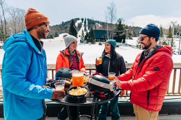 apr猫s ski scene in New Hampshire