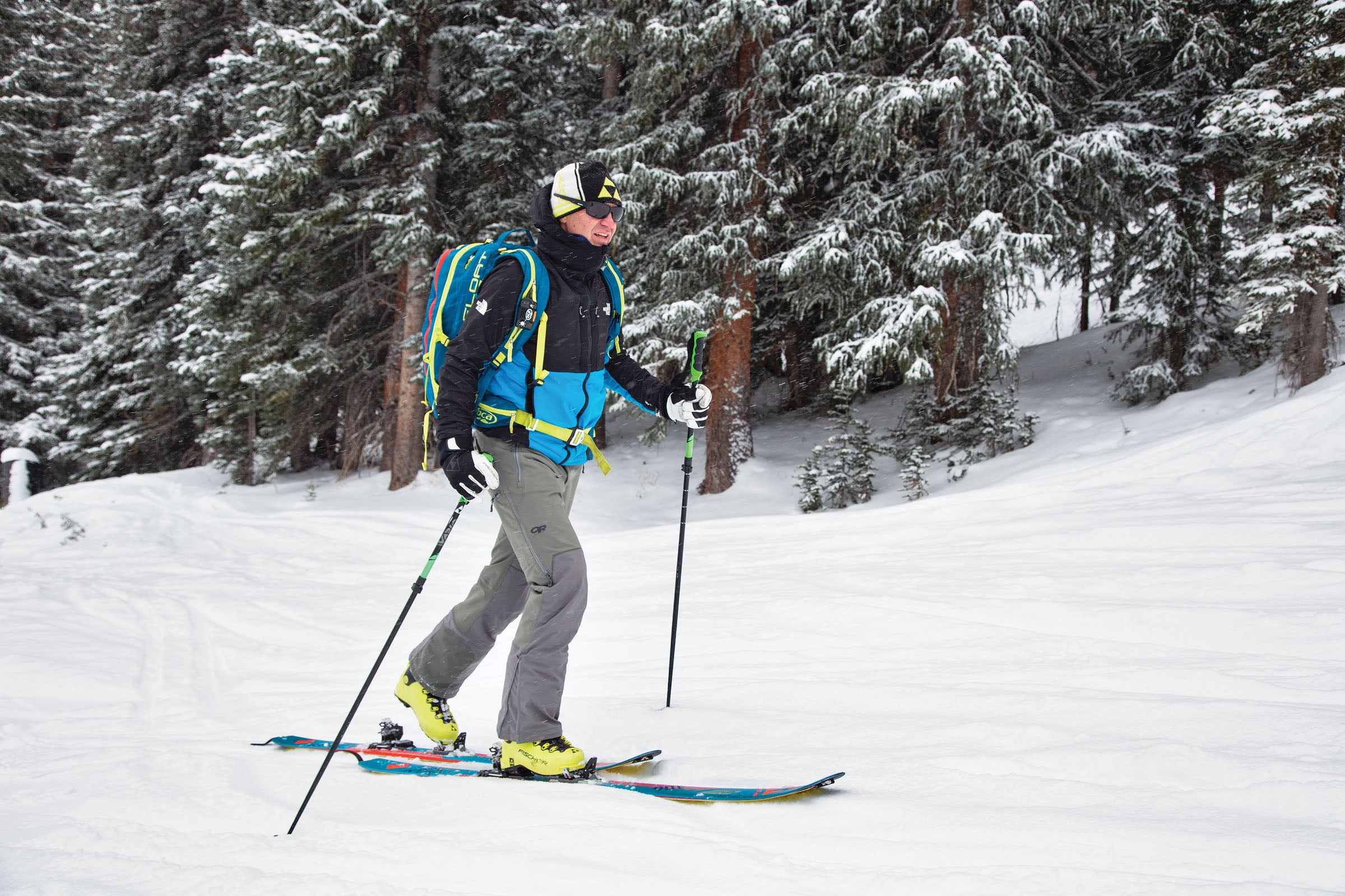 Skier touring correctly on flat ground